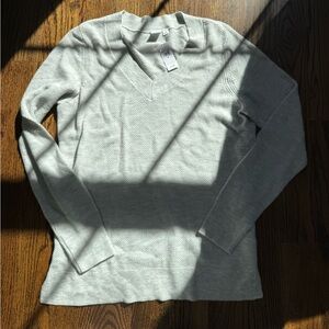 GAP Women’s Light Gray V-Neck Sweater